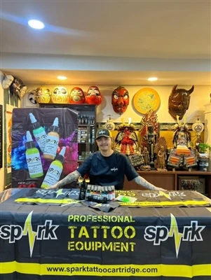 SPARK Ink oznamuje partnerstvo s renomovaným thajským tetovacím umelcom Bambo...